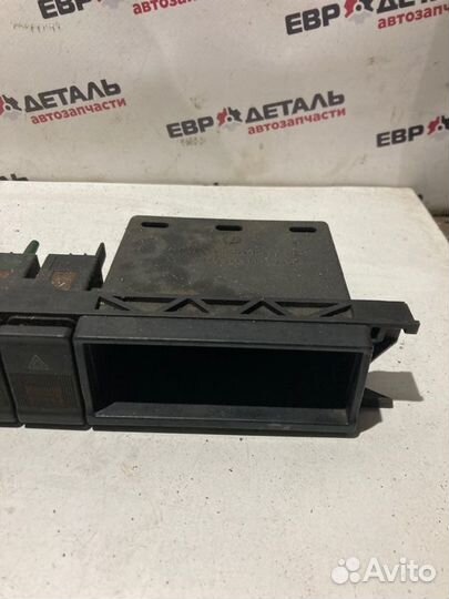 Кнопка аварийной сигнализации Audi 100 C4 седан 2