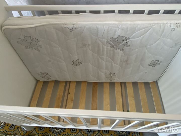 Детская кроватка с маятником