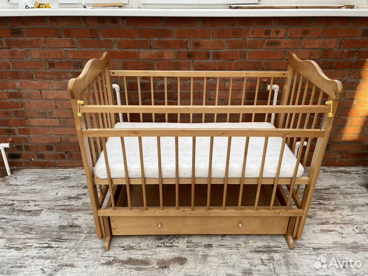 Детская кроватка из дерева с ящиком для вещей