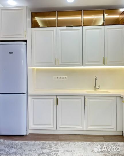 Угловая кухня в потолок