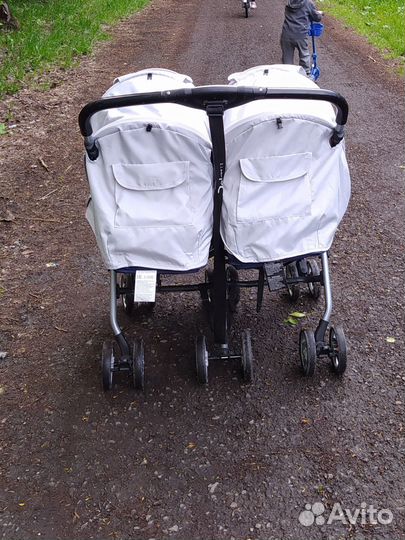 Коляска для двойни близнецов