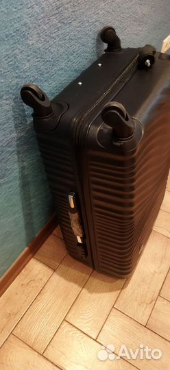 Чемоданы чёрные на колёсах