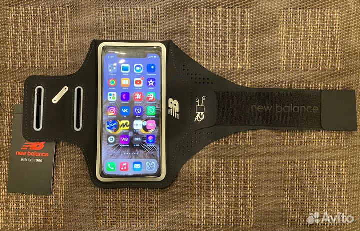 Черный браслет на предплечье для занятий спортом