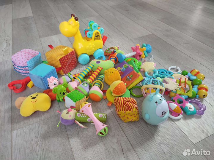 Развивающие игрушки для малышей пакетом
