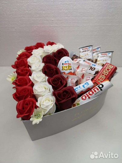 Необичный подарок из мыльных роз и шоколад