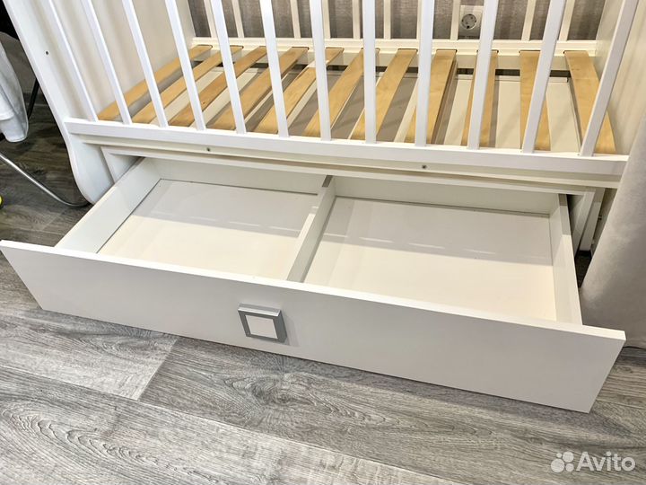 Детская кроватка с маятником