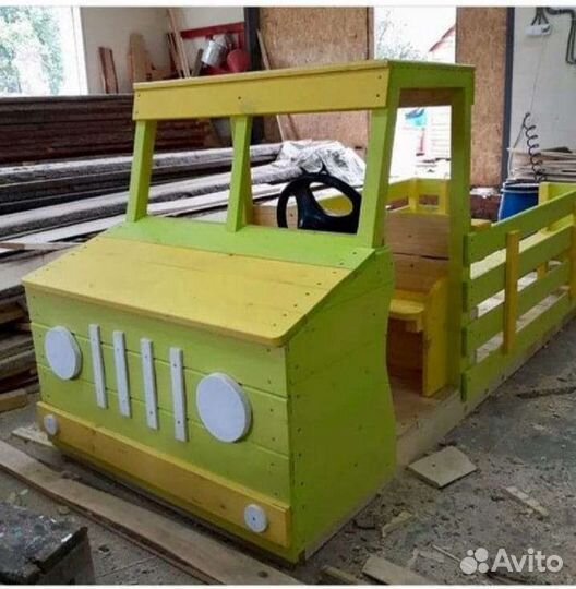 Деревянная машинка для детской площадки