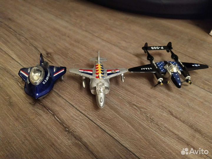 Три военных самолёта