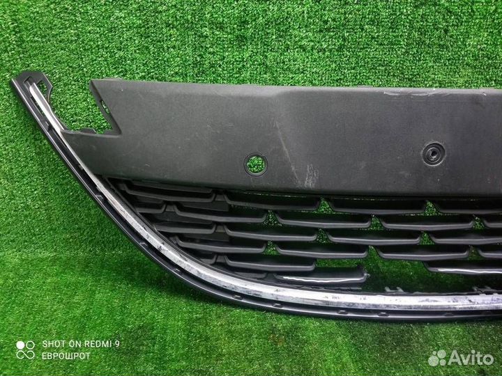 Решетка в бампер центральная Opel Astra J (2010-2