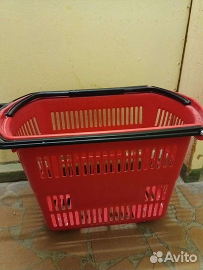 Корзина на колесиках
