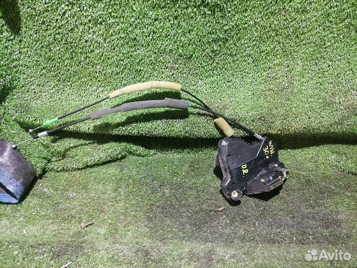 Замок двери передний правый Toyota Windom MCV30