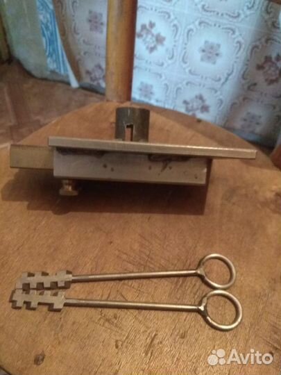 Замок дверной