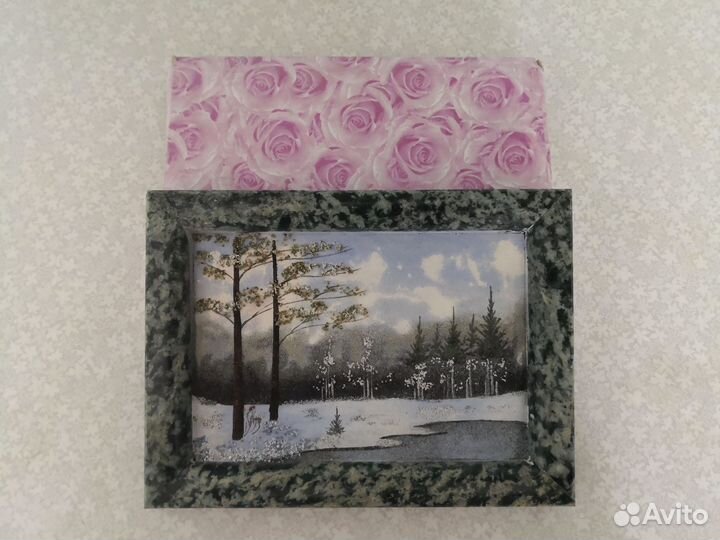 Картина в мраморной рамке из крошки камней натур