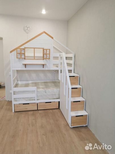 Кроватка двухъярусная с комодом