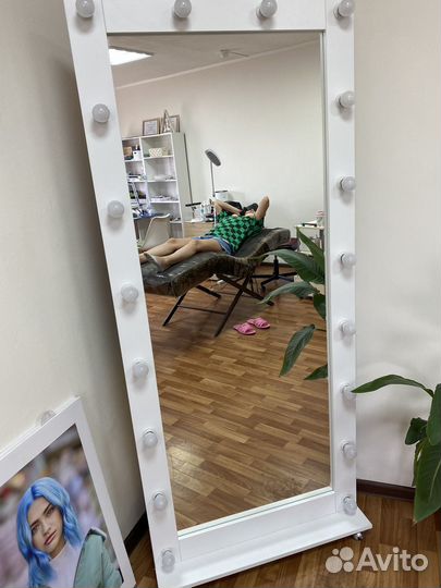 Зеркало с подсветкой на подставке