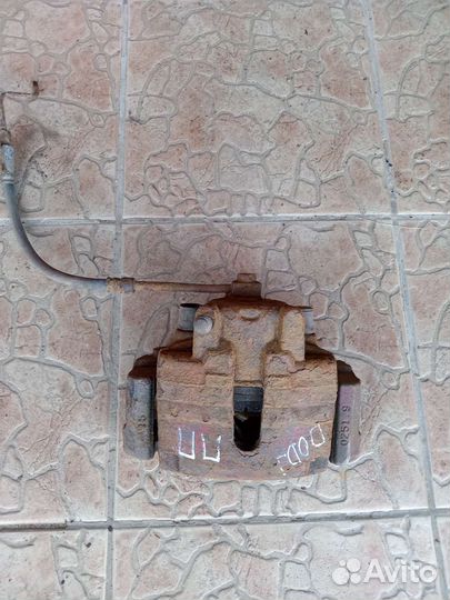 Супорт передний правый на додж статус 2003г