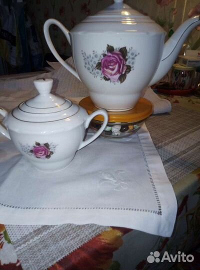 Чайник заварочный и сахарница