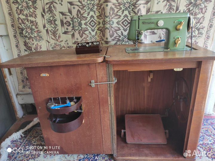 Швейная машина Naumann в рабочем состоянии с инстр