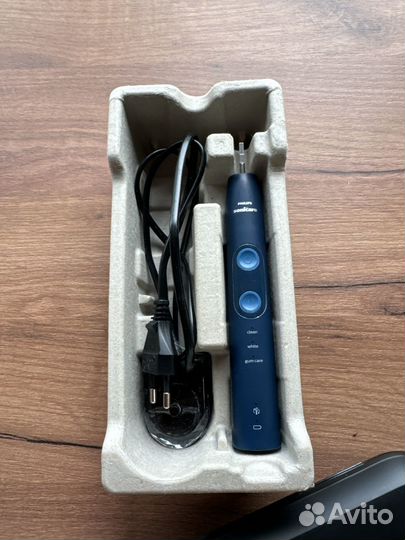 Электрическая зубная щетка Philips Sonicare 5100