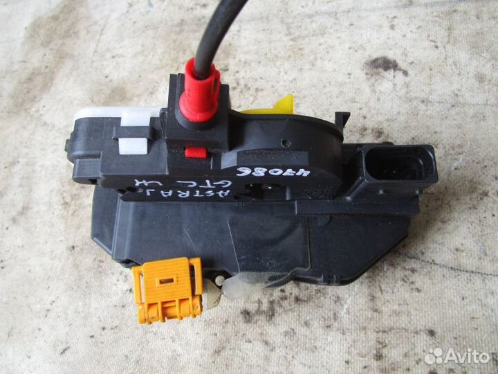 Замок двери передней левой Opel Astra J 2010-2017