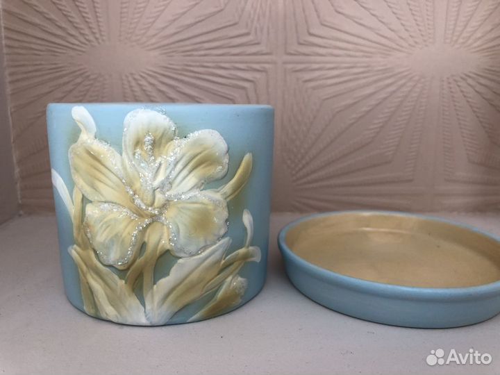 Цветочный горшок глиняный маленький