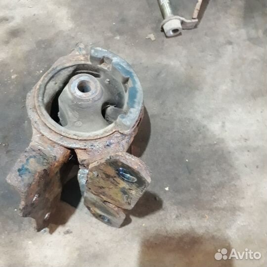 Подушка(опора) двс левая Мазда 6 GG 1,8