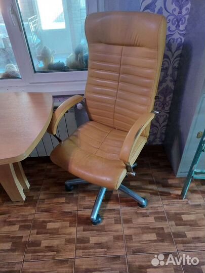 Офисное кожаное кресло бу