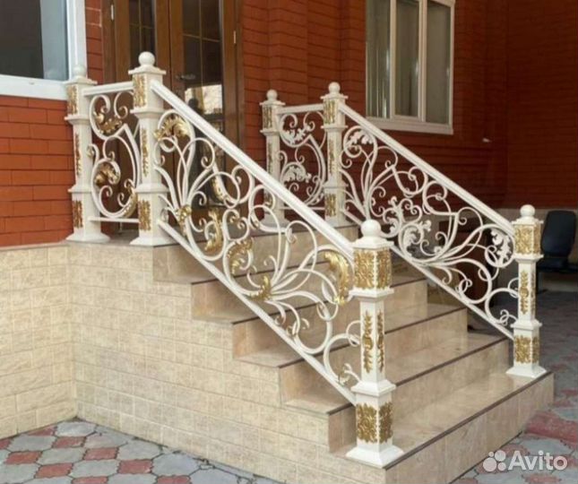 Козырек над дверью