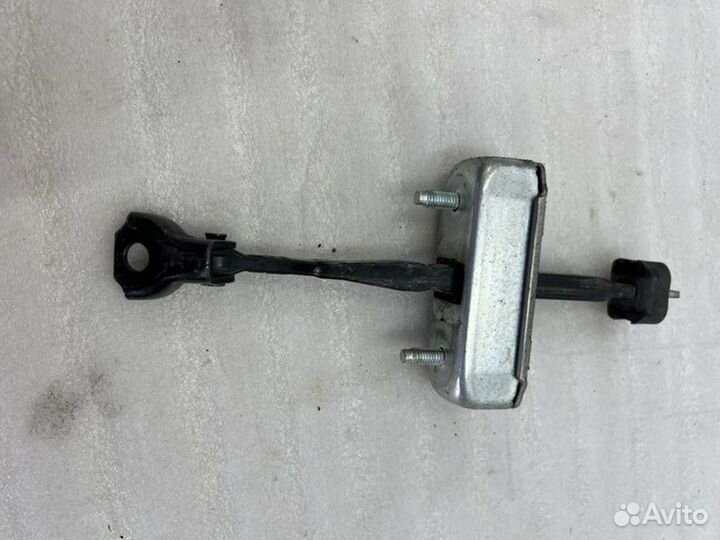 Ограничитель двери передний Toyota Camry V70/V75