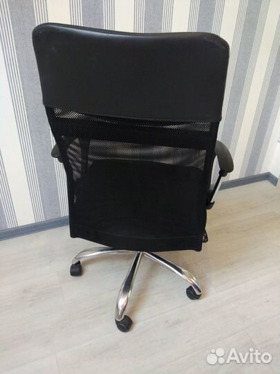 Компьютерное кресло с подголовником