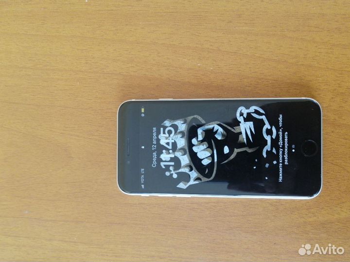 Телефон iPhone se 2020
