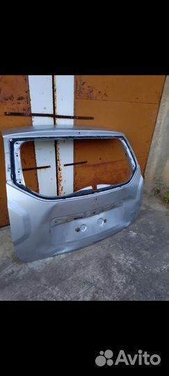 Ккрышка багажника Рено Дастер 2014 год