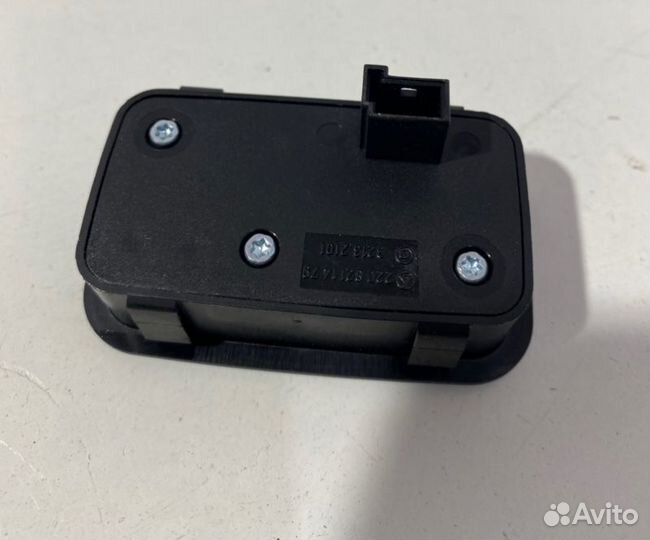 Кнопка задняя Mercedes-Benz S-Class W221 M272.974