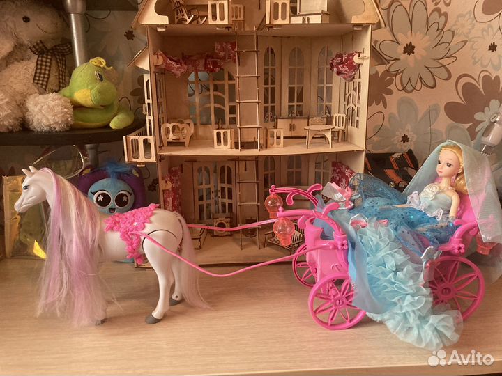 Карета с лошадью и куклой