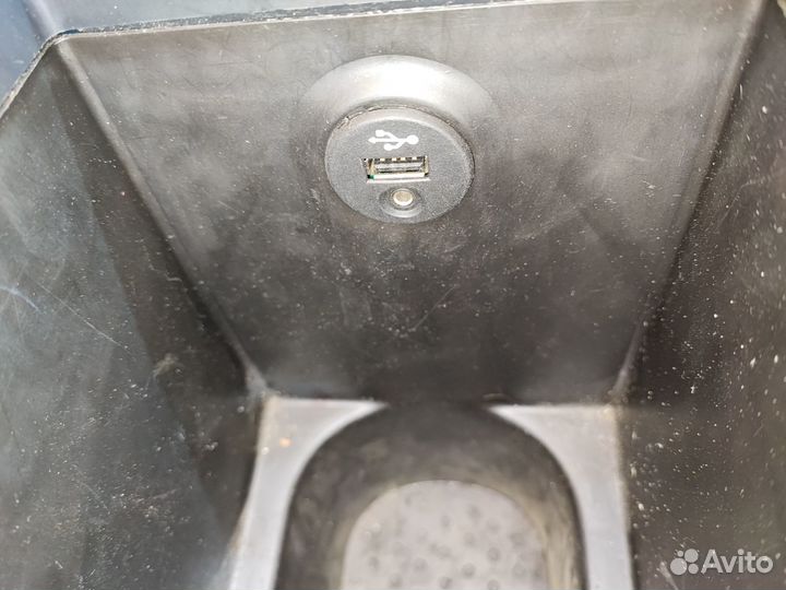 Подлокотник центральный Nissan Qashqai J10