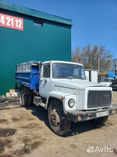 Водитель на газон самосвал