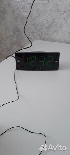 Электронные часы с радио и будильником
