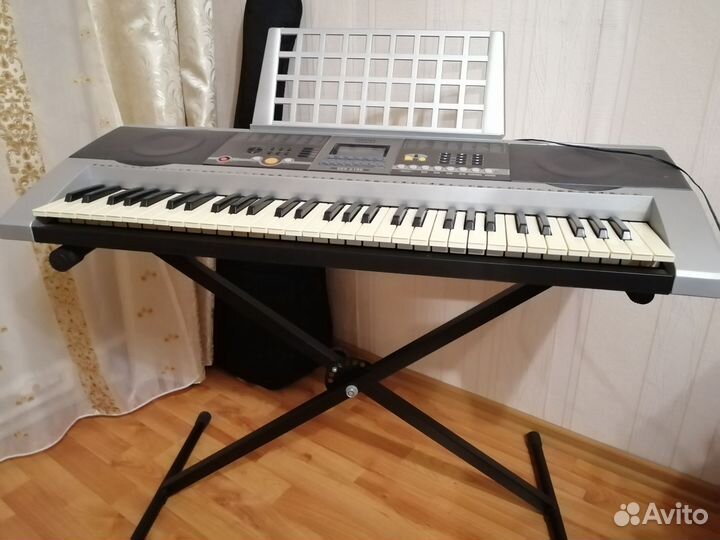 Синтезатор и стойку для синтезатора