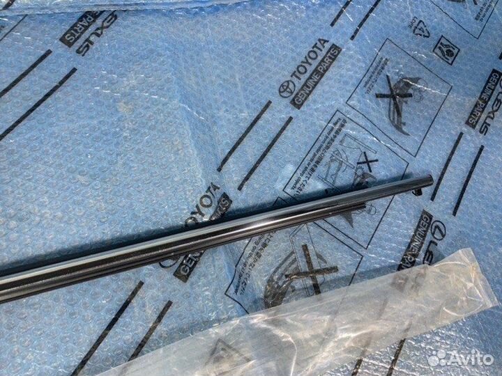 Накладка стекла передняя левая Toyota Rav4 XA40