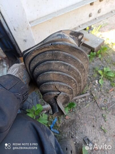 Пыльник правой рулевой тяги Audi 100C3 443863188C