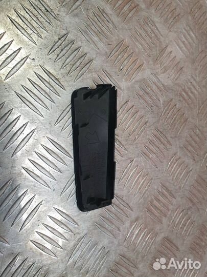 Заглушка буксировочного крюка передняя левая