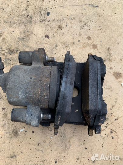 Суппорт передний правый Volkswagen Golf 6