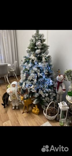 Елка заснеженная с шишками и ягодами