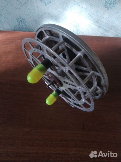 Катушка рыболовная инерционная