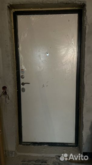Дверь входная металлическая от застройщика