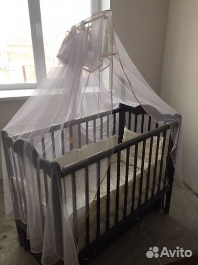 Детская кроватка с маятником и комодом