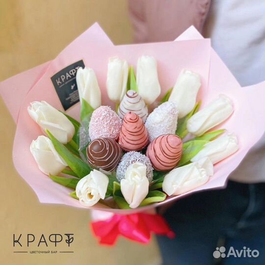 Букет с тюльпанами и клубникой в шоколаде