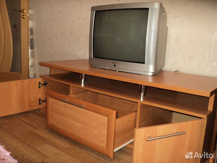Продаю тумбу в гостиную, под телевизор