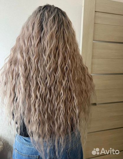 Модель на афроприческу