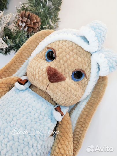 Большой плюшевый заяц